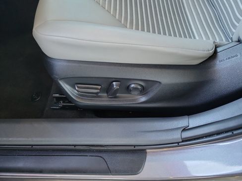 Used 2023 Toyota Camry SE image 19