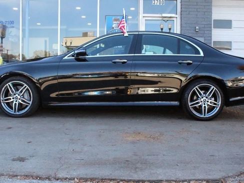Used 2017 Mercedes-Benz E 300 4MATIC image 6