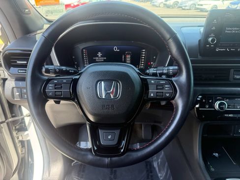 Used 2025 Honda Pilot Black Edition image 13