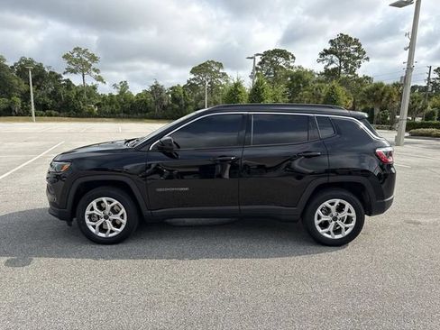 Used 2025 Jeep Compass Latitude AWD/4WD image 6