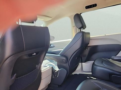 Used 2023 Chrysler Pacifica Touring-L FWD image 10