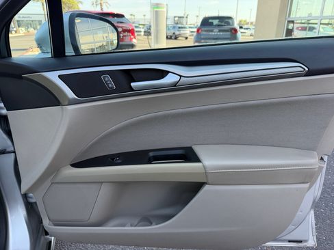 Used 2018 Ford Fusion SE FWD image 16