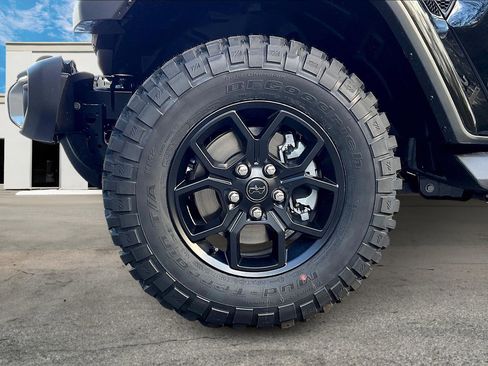 New 2025 Jeep Gladiator High Tide image 12