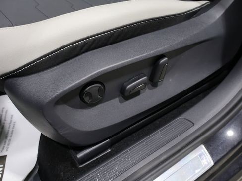 Used 2025 Volkswagen Taos SE image 12