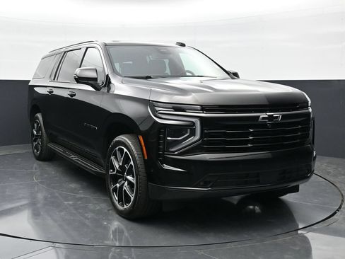 Used 2025 Chevrolet Suburban RST w/ Comfort Package AWD/4WD image 4