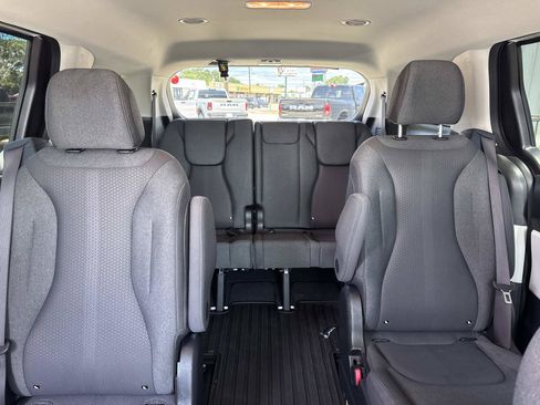 Used 2024 Kia Carnival LX FWD image 9