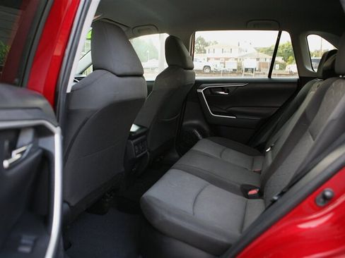 Used 2020 Toyota RAV4 XLE w/ Carpet Mat Package AWD/4WD image 13