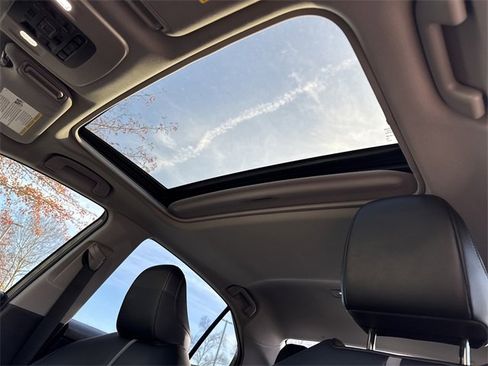 Used 2020 Toyota Camry SE w/ Sunroof Package image 32