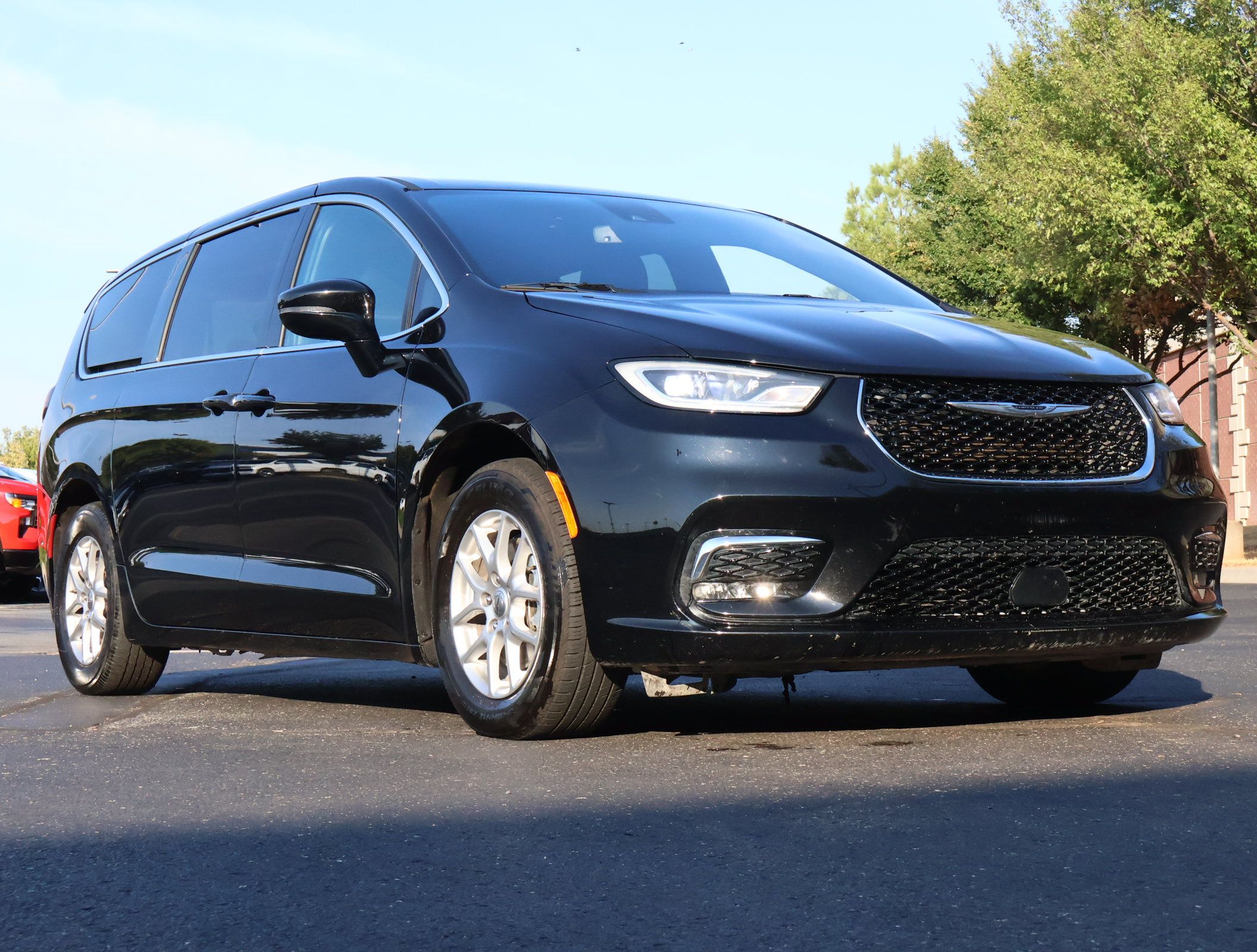 Used 2025 Chrysler Pacifica Select FWD image 1