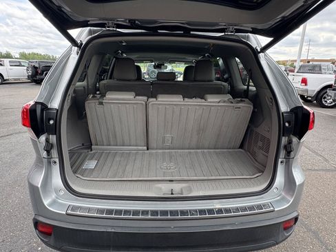 Used 2019 Toyota Highlander XLE AWD/4WD image 32