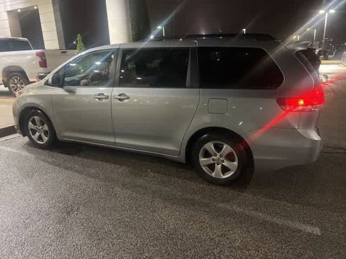 Used 2014 Toyota Sienna LE image 2
