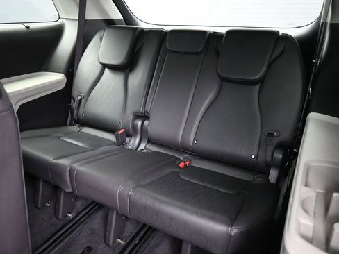 Used 2023 Kia Carnival EX image 20