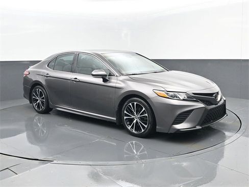 Used 2020 Toyota Camry SE image 3