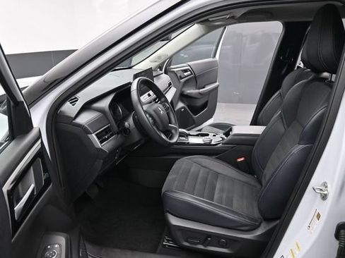 Used 2025 Mitsubishi Outlander SE FWD image 26