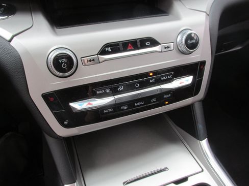 Used 2023 Ford Explorer XLT w/ Equipment Group 202A AWD/4WD image 40