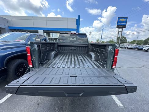 Used 2025 Chevrolet Silverado 2500 ZR2 w/ Technology Package AWD/4WD image 38