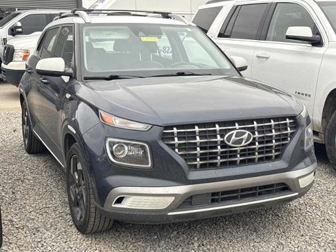 Used 2022 Hyundai Venue Limited image 3
