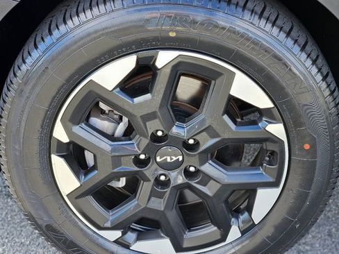 Used 2024 Kia Sorento S image 10