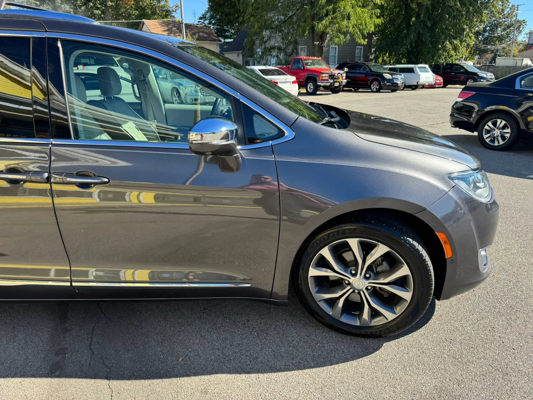 Used 2017 Chrysler Pacifica Limited FWD image 11
