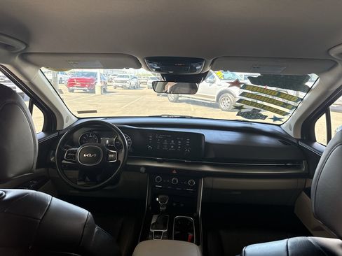 Used 2024 Kia Carnival LX image 18