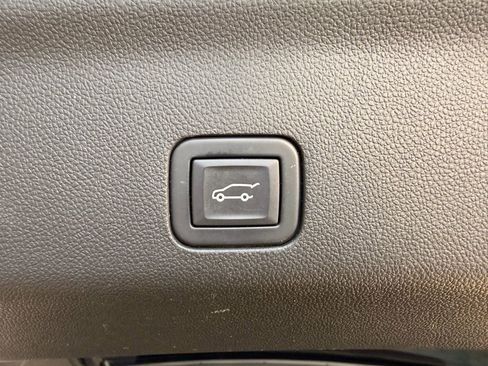 Used 2023 GMC Yukon XL SLT w/ SLT Premium Package image 11