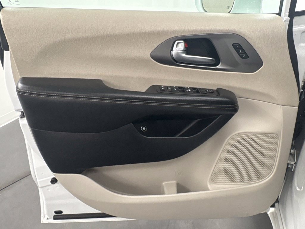 Used 2022 Chrysler Pacifica Touring-L FWD image 14