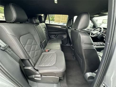 Used 2024 Volkswagen Atlas Cross Sport SE image 23