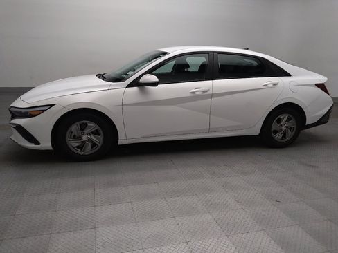 Used 2025 Hyundai Elantra SE FWD image 2