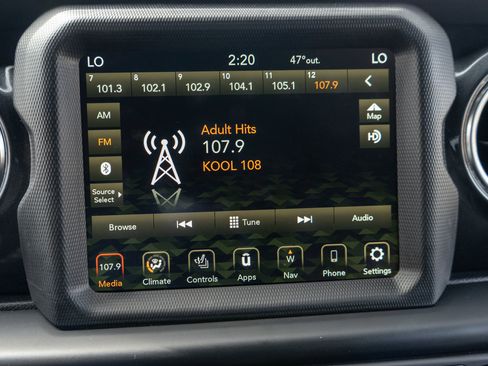 Used 2023 Jeep Wrangler Unlimited Sahara image 17