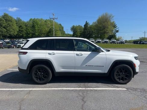 Used 2024 Jeep Grand Cherokee Altitude AWD/4WD image 4