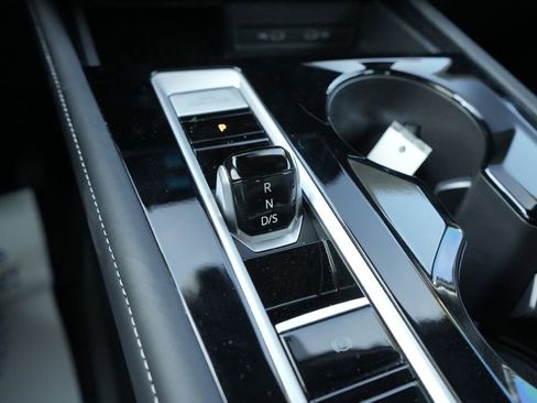 Used 2025 Volkswagen Atlas Cross Sport SE image 32