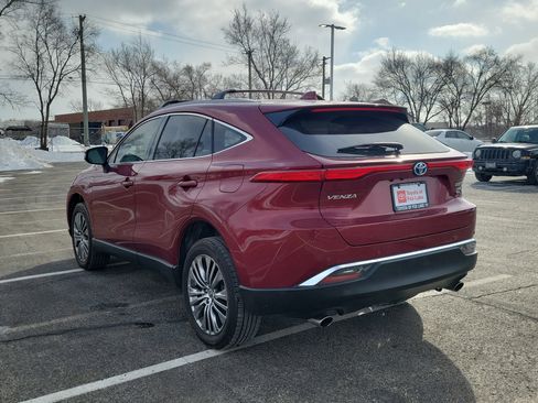 Used 2022 Toyota Venza Limited image 3