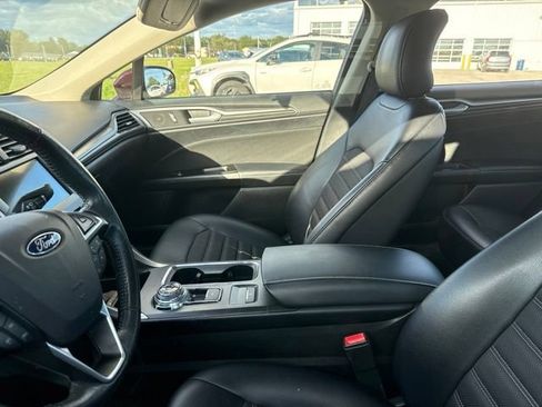Used 2017 Ford Fusion SE w/ Equipment Group 201A FWD image 10