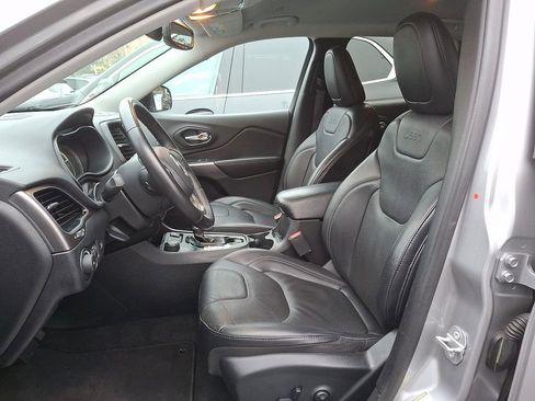 Used 2019 Jeep Cherokee Limited image 9