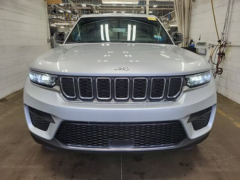 Used 2025 Jeep Grand Cherokee Laredo AWD/4WD image 3