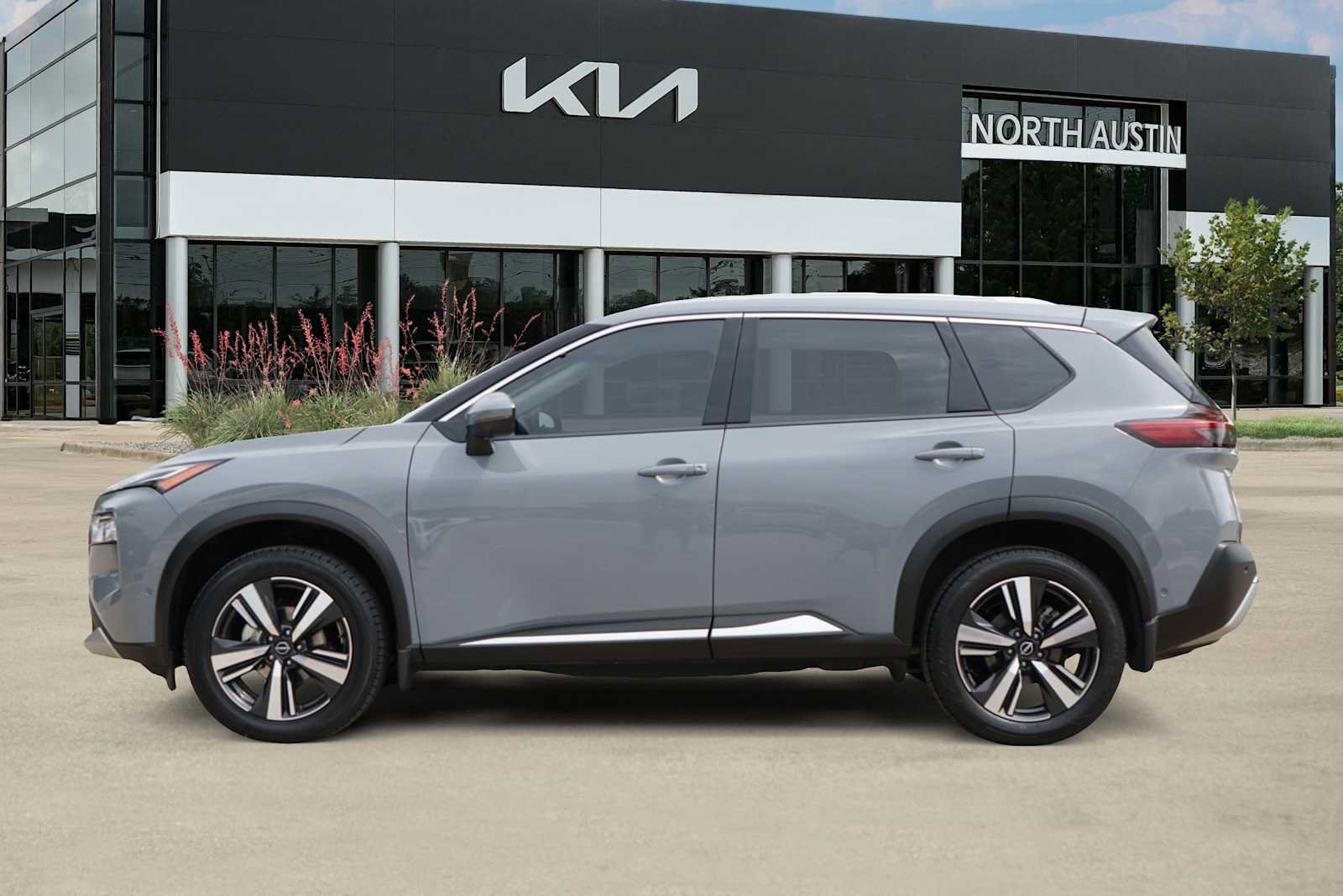 Used 2023 Nissan Rogue Platinum w/ Platinum Premium Package FWD image 3