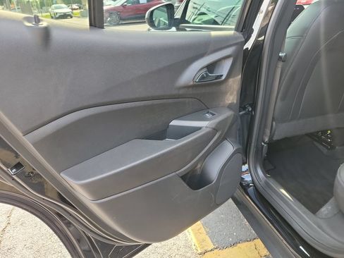 Used 2025 Chevrolet Trax LT FWD image 17