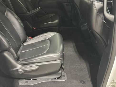 Used 2024 Chrysler Pacifica Limited FWD image 28