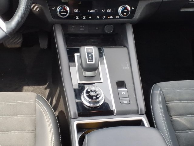 Used 2024 Mitsubishi Outlander SE AWD/4WD image 16