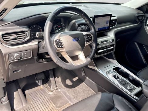Used 2022 Ford Explorer XLT w/ Equipment Group 202A AWD/4WD image 2
