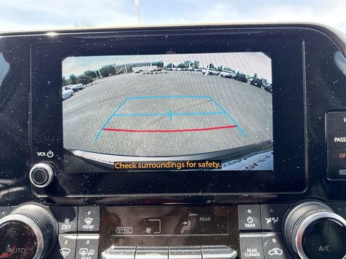 Used 2023 Toyota Highlander XLE FWD image 18