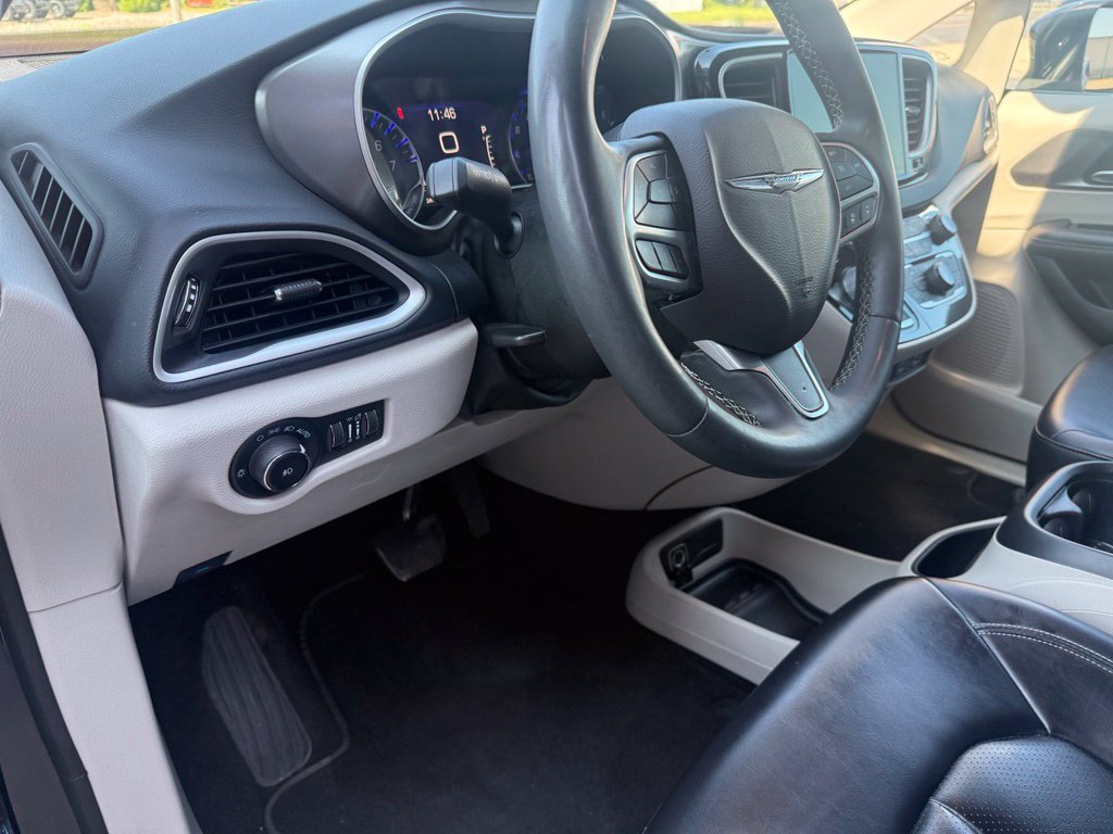 Used 2023 Chrysler Pacifica Touring-L FWD image 21