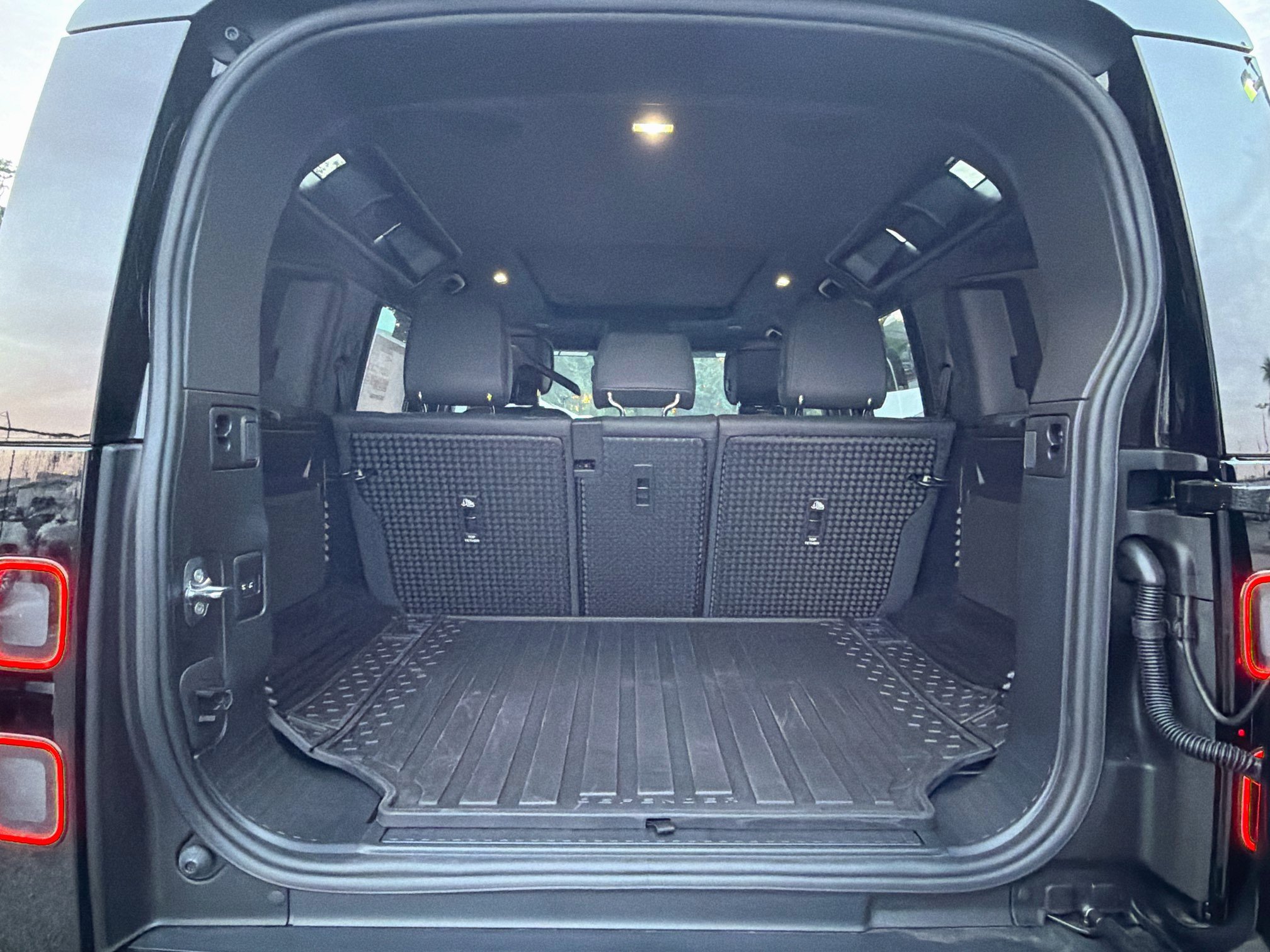 New 2026 Land Rover Defender 110 X-Dynamic SE AWD/4WD image 11