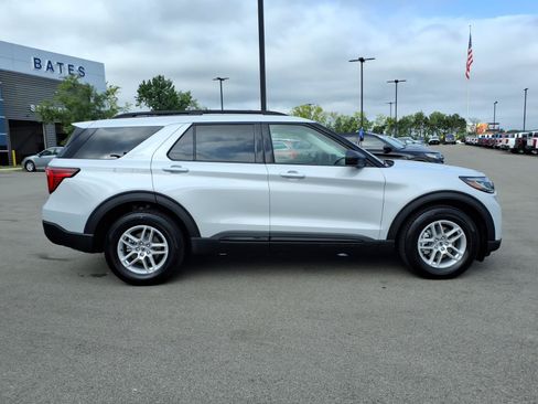 Used 2026 Ford Explorer Active w/ Active Comfort Package RWD image 2