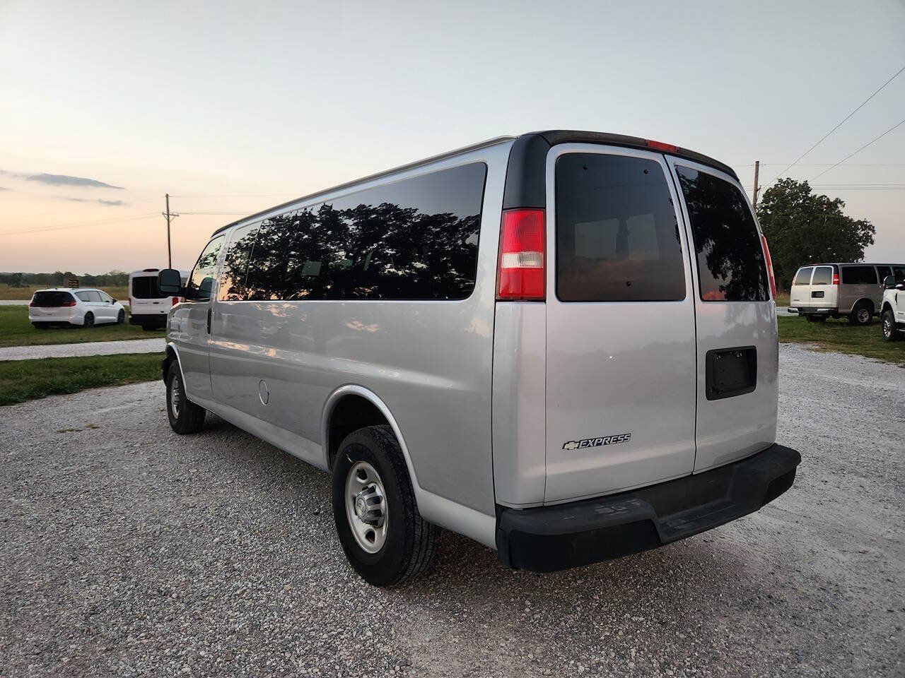 Used 2019 Chevrolet Express 3500 LS RWD image 3
