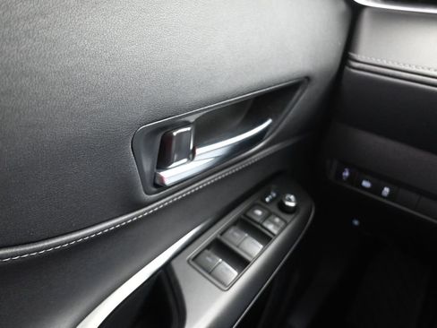 Used 2023 Toyota Venza LE image 10