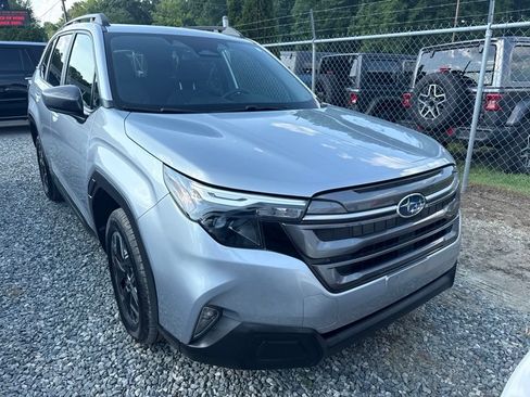 Used 2025 Subaru Forester Premium AWD/4WD image 2