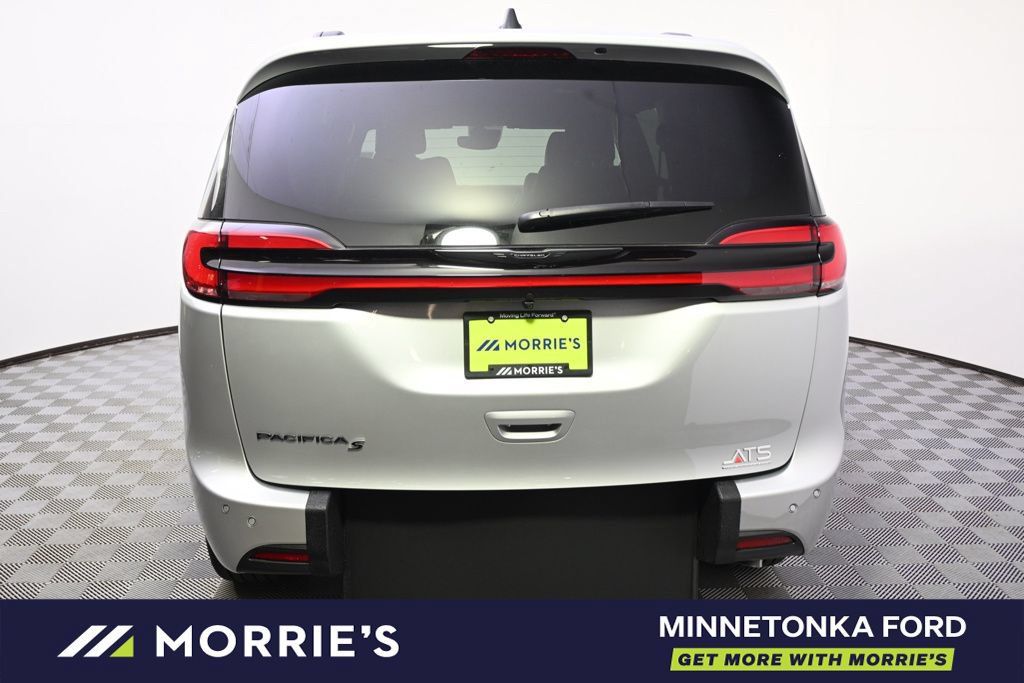 Used 2026 Chrysler Pacifica Select w/ S Appearance Package FWD image 6