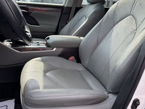 Used 2023 Toyota Highlander Limited FWD image 11