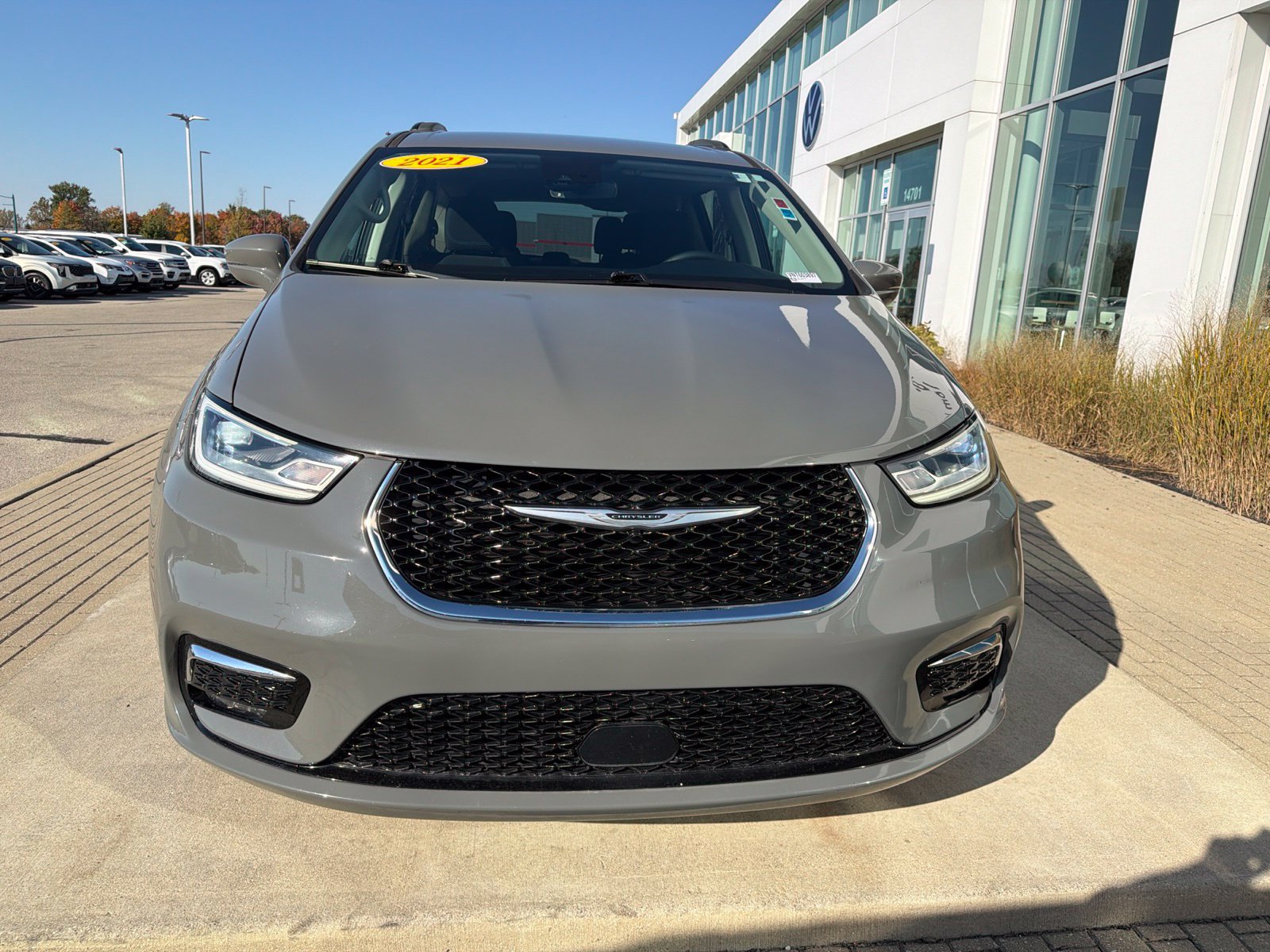 Used 2021 Chrysler Pacifica Touring w/ Cold Weather Group FWD image 4